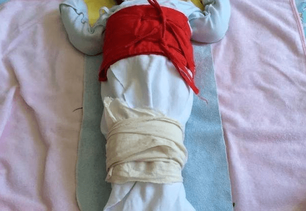 出生在21世纪的宝宝,不该被如此束缚_孩子_生理学_家长