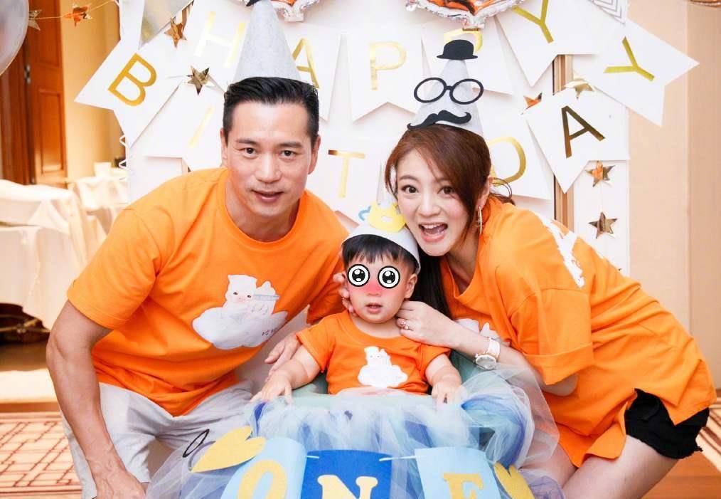 40岁安以轩二胎产女,开心晒出老公怀抱儿子和女儿场景,父爱满满_孩子