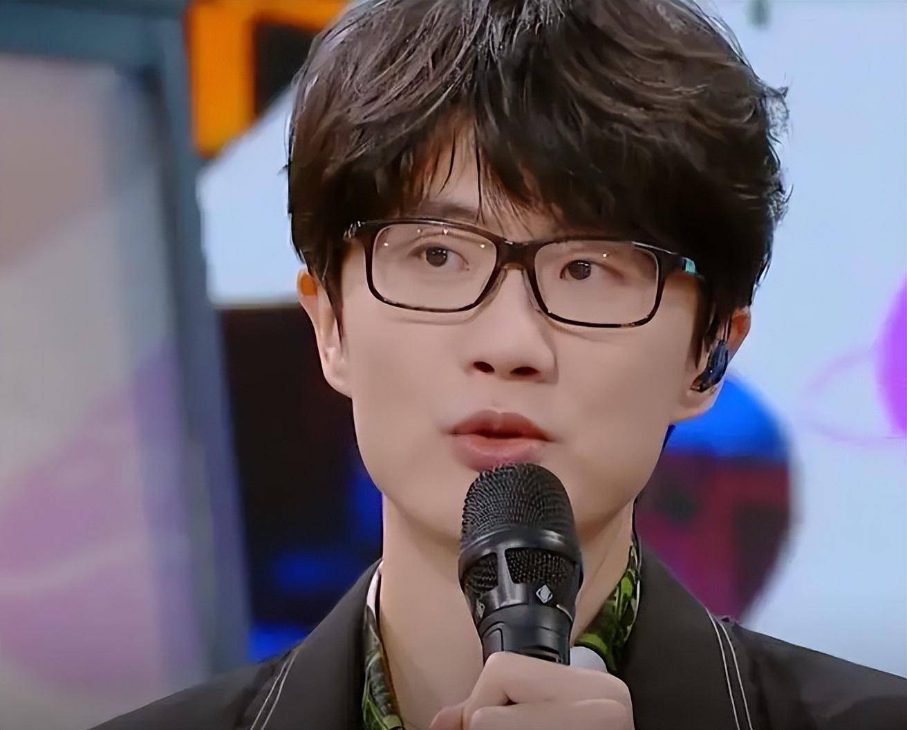 许嵩:堪比周杰伦,誉为央妈"亲儿子",却被网红嘲讽"过气"_许崇_音乐