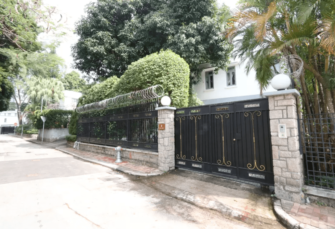 如今山上还有近百栋别墅都是米高·嘉道理所有,这些别墅如今价值连城