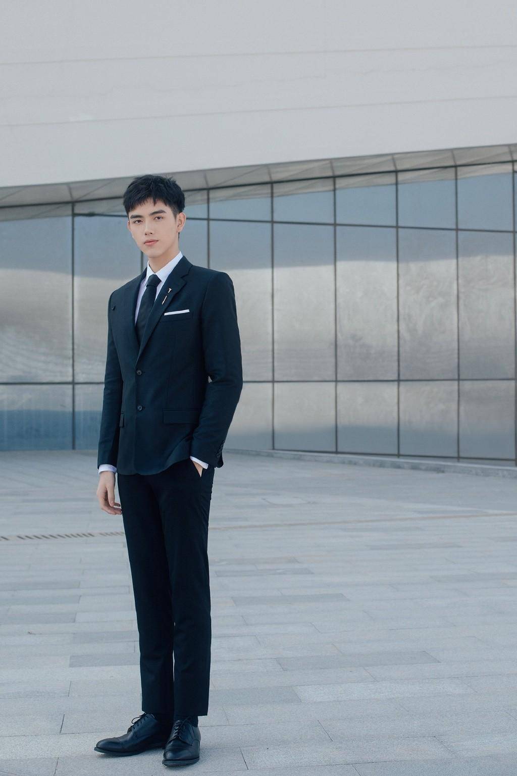 陈立农穿黑色西装套装,时尚又帅气,内搭白色衬衫,系