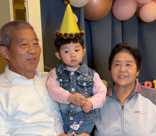 小天赐3岁生日花絮曝光,71岁爸爸抱她吹蜡烛,70岁妈妈送祝福语_父母