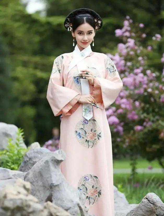 杨颖首次挑战清宫装造型,洋气的外表穿清宫装你觉得她适合吗?