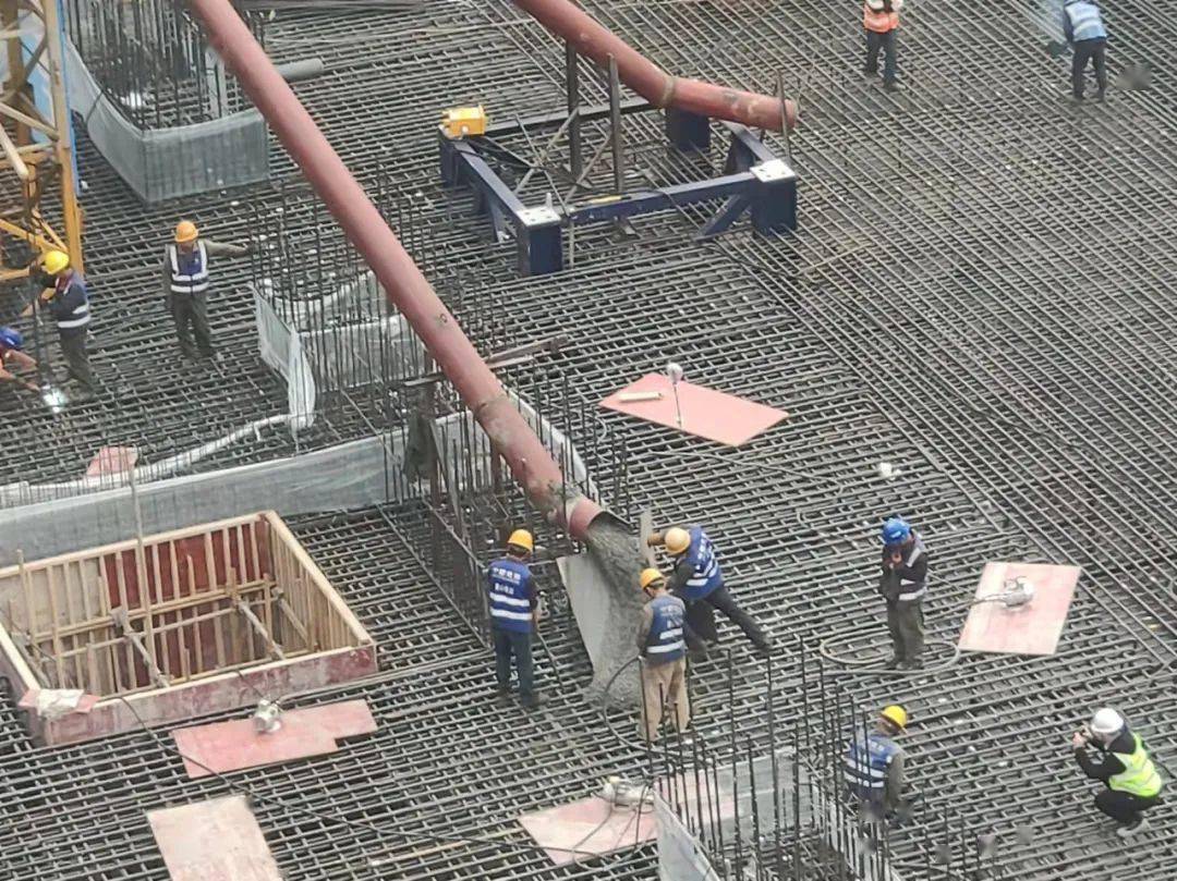 项目团队精细研究,设计并采用多角度溜管 溜槽 天泵浇筑综合施工技