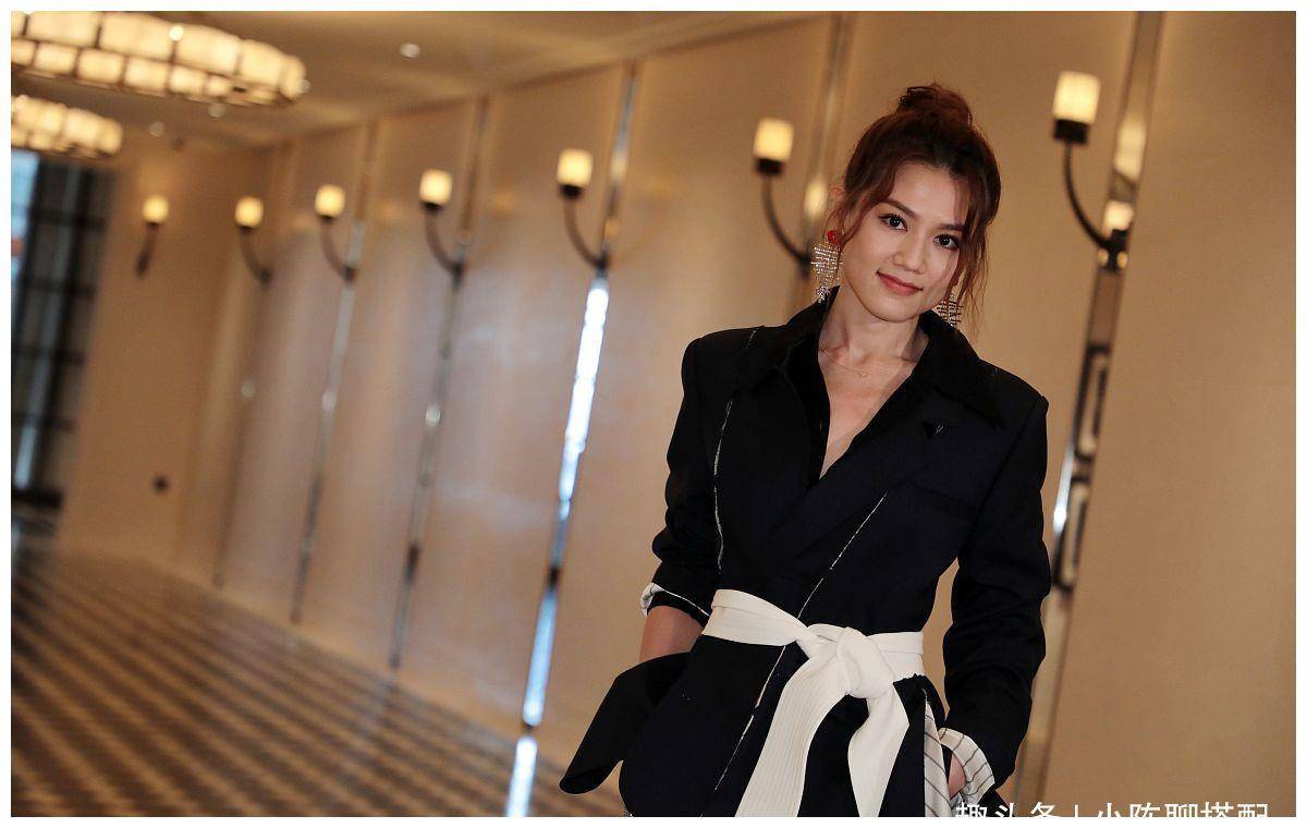 周秀娜罕见亮相,扎清新丸子头配西装秀美腿,优雅气质实在迷人_短裤