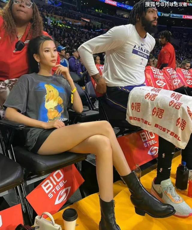 湖人美女球迷再现身!