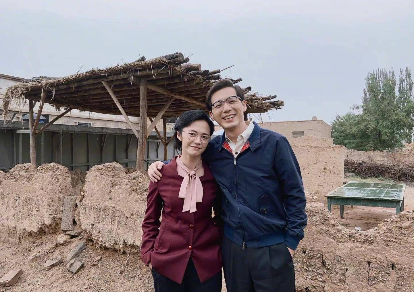 姚晨晒《山海情》收官合影,复古造型接地气,文案暗示新戏合作_电视剧