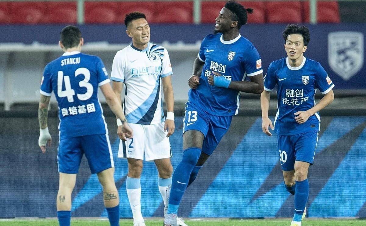 任航三中卫,高准翼,邓涵文担任左右飞翼,尼克拉与张晓斌中场串联,身高