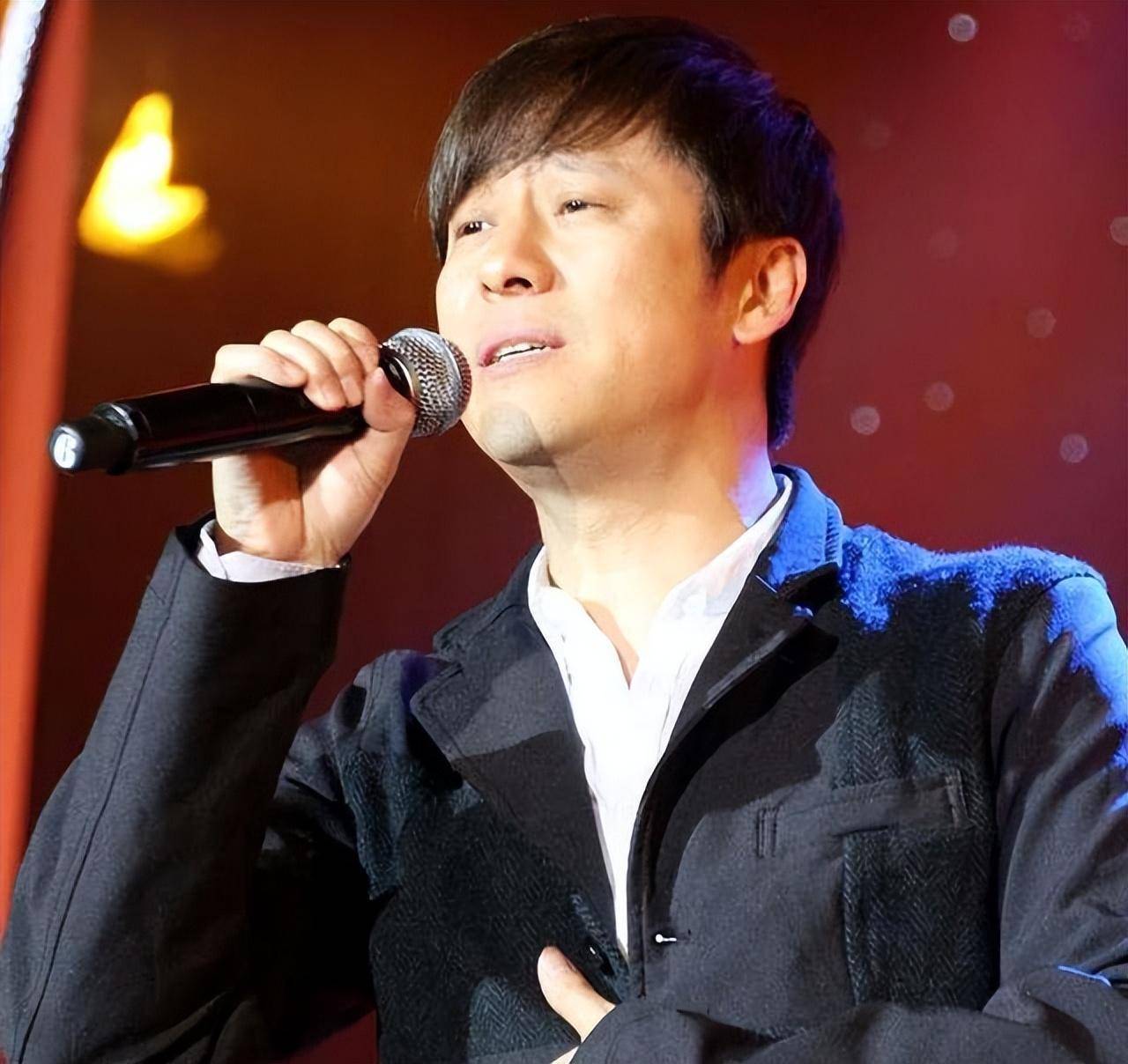 14次上春晚,27岁爆红,巅峰时退出,解晓东现在怎么样了?