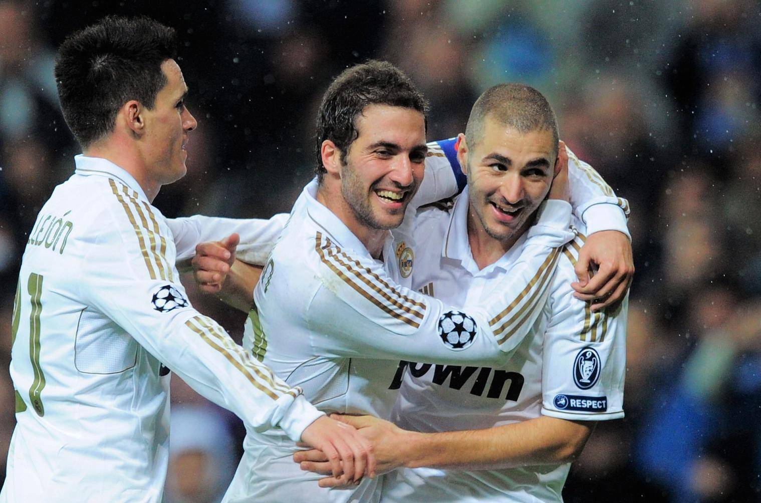 皇马队内当时有本泽马和伊瓜因两大顶级中锋,两人有着相似的体型,但