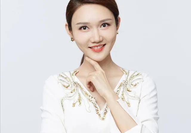 舞台舞台上最年轻的女主持,第一次登场广获好评,她的来头不小!