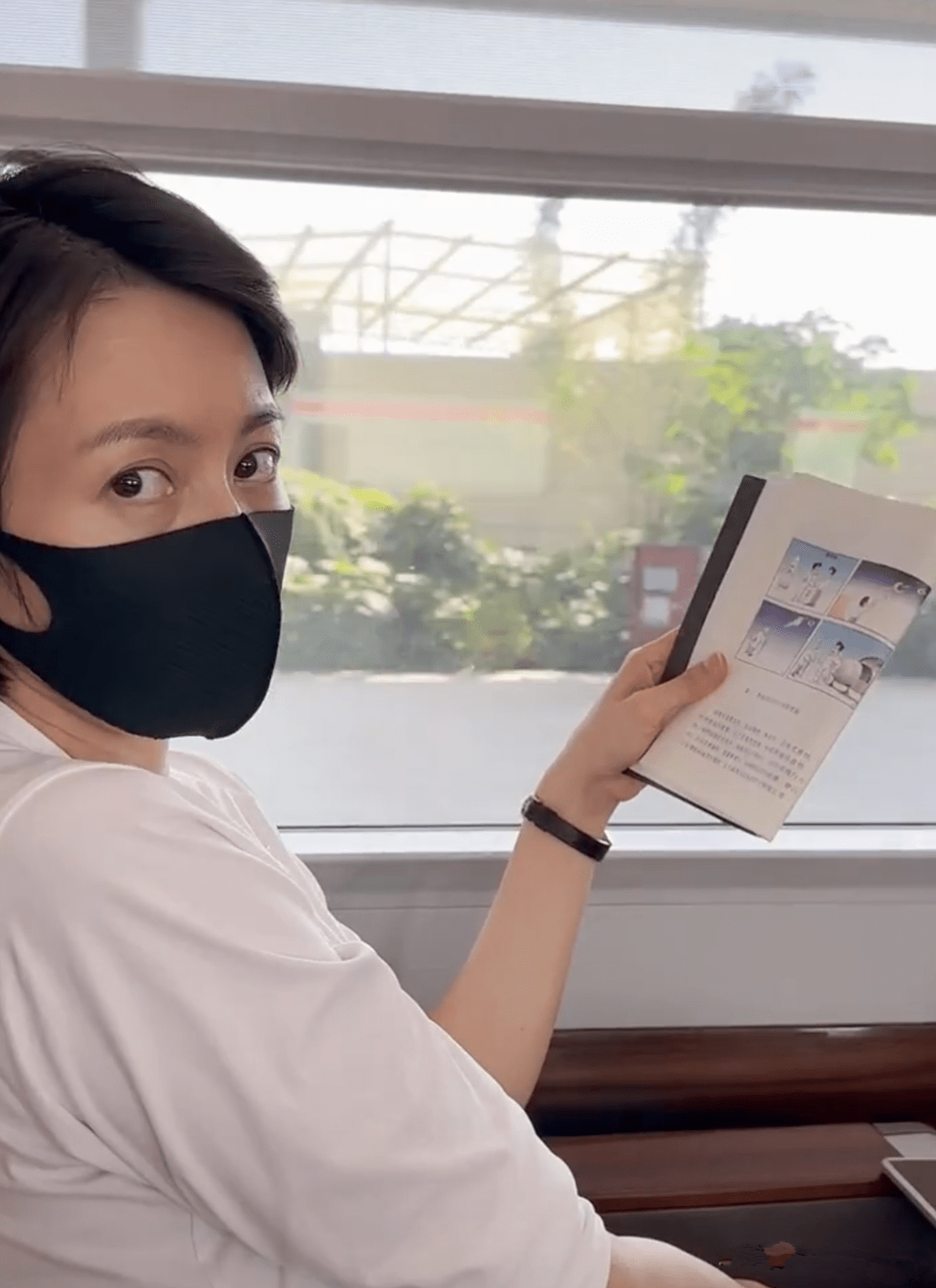 梁咏琪坐高铁去录节目!