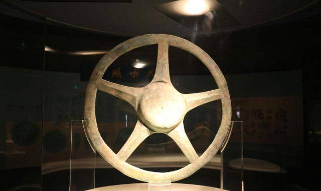 四川三星堆出土一件文物,神似汽车方向盘,专家也无法解释其用途_青铜