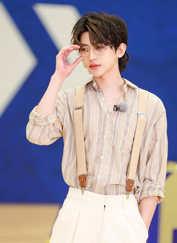 蔡徐坤被问经纪人找他借钱怎么办?