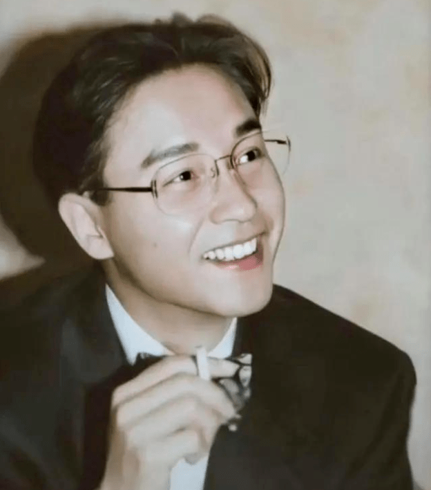 陈凯歌父亲葬礼上,张国荣见到小13岁的蒋雯丽,过去就喊了声"妈"_朋友