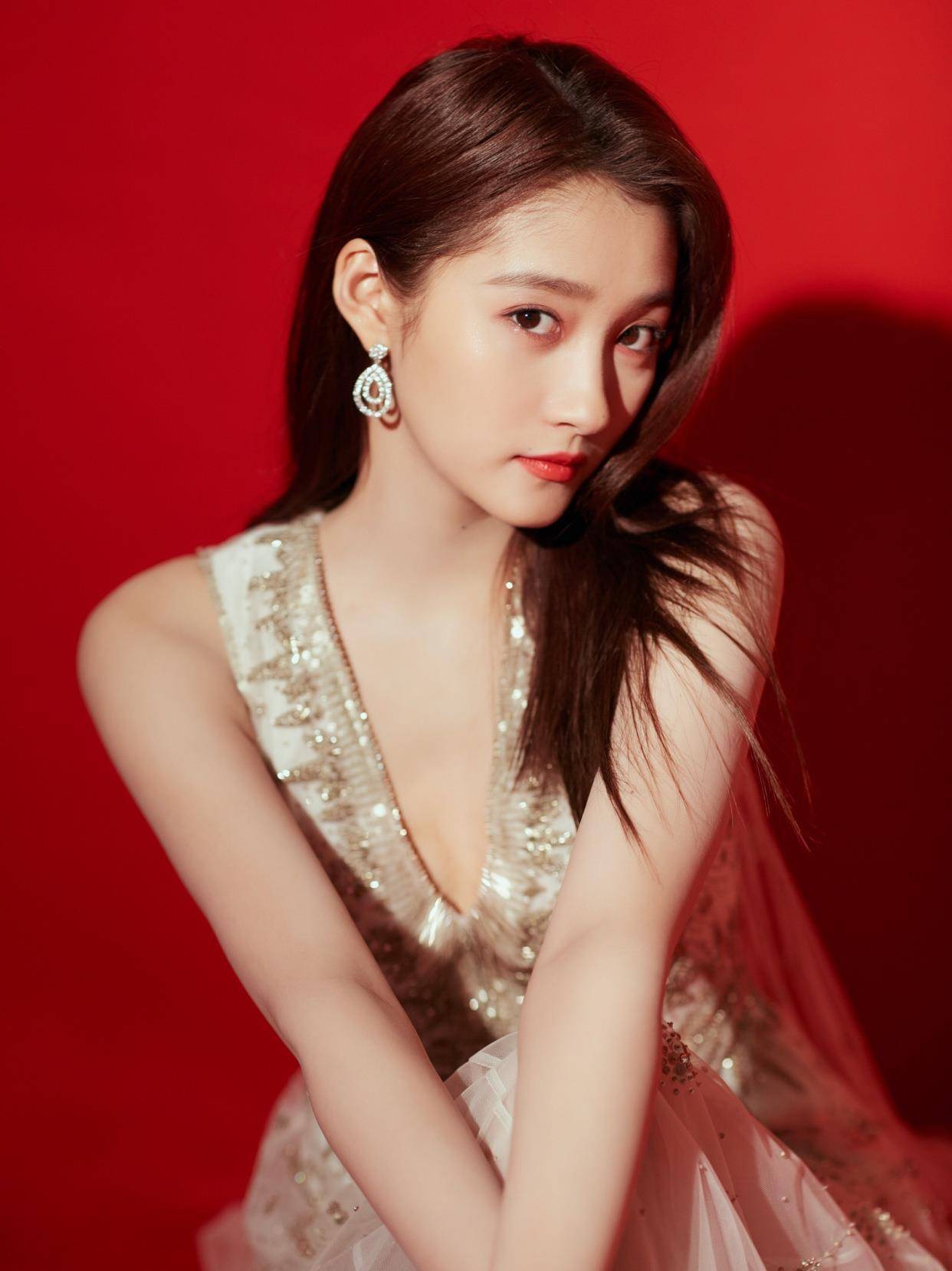 这主要是因为关晓彤所出演的很多部电视剧都是以女儿的身份出现的