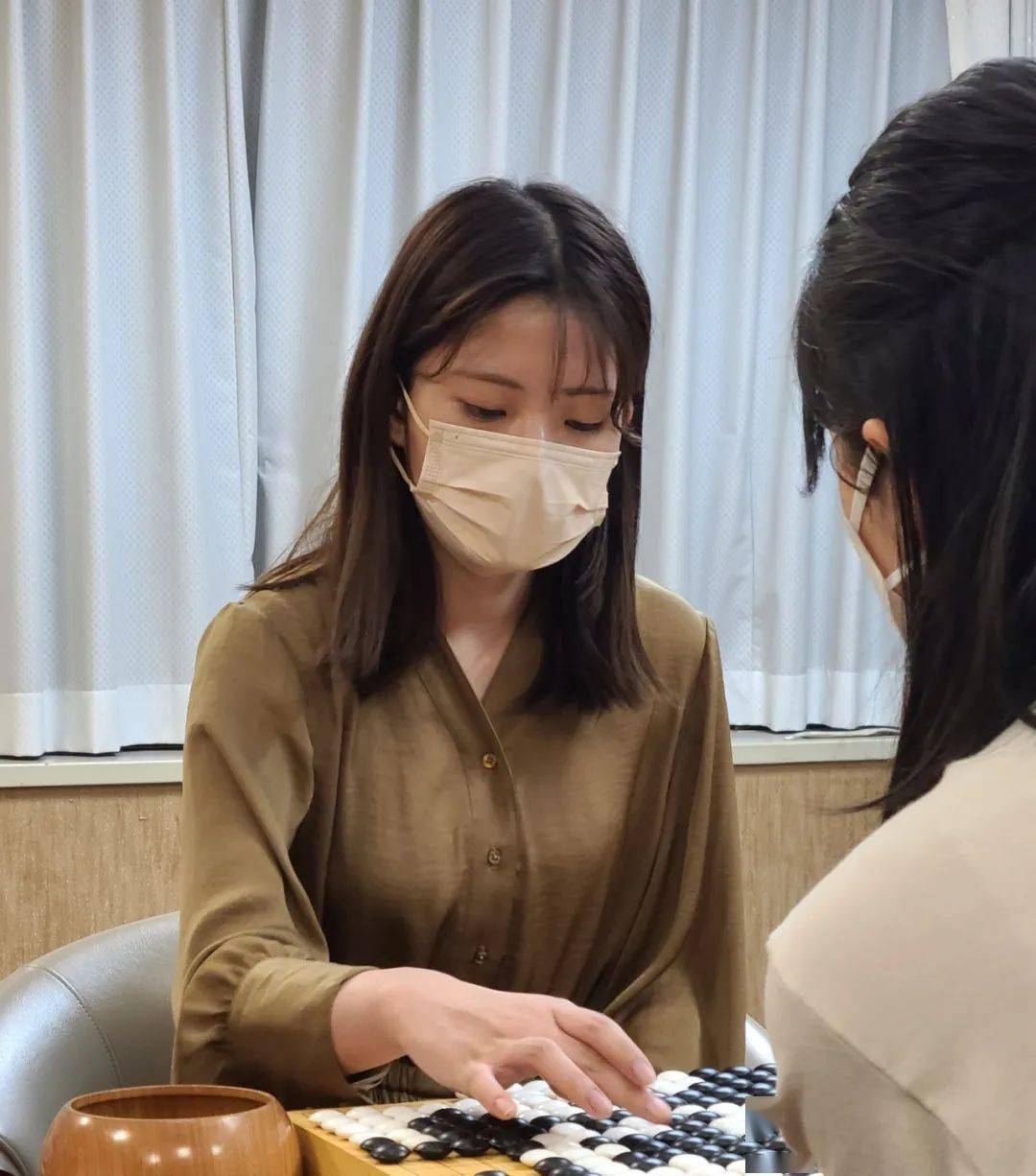 半目女王 藤泽里菜卫冕女流本因坊 上野 盘棋 日本