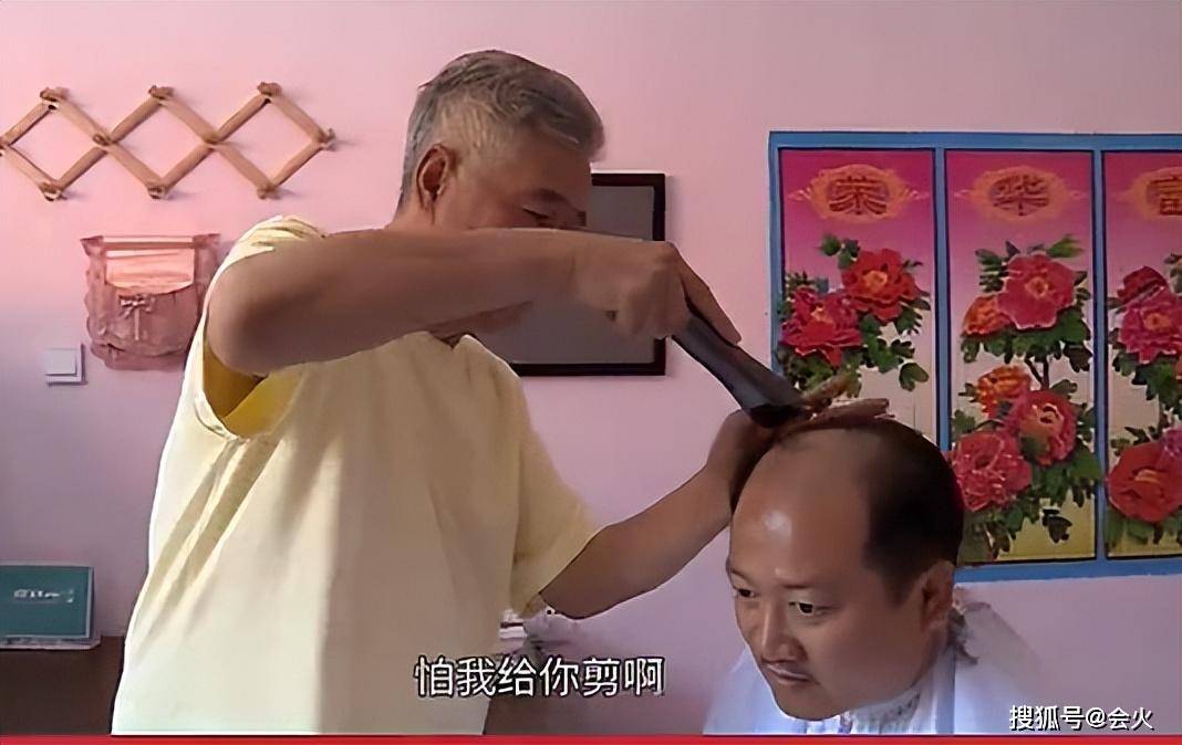 65歲趙本山為徒弟剃頭引圍觀!挺大肚腩頭髮花白 5 c834ac7e68284a4b934c45d06a5185f3