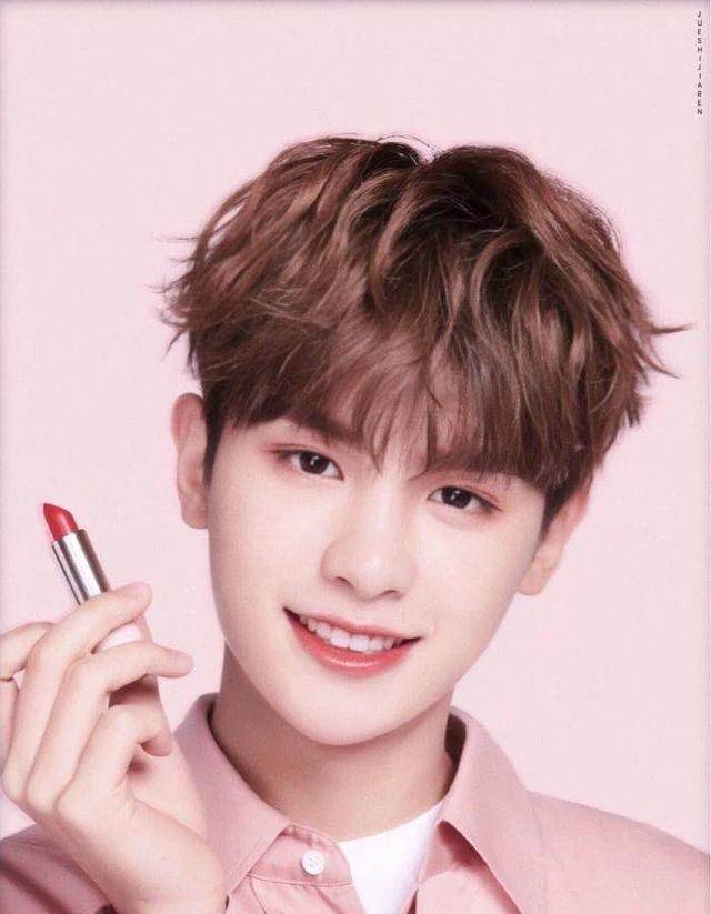 黄明昊执着转型,油腻妆发放飞自我,明明是奶气少年强凹硬汉人设_头发