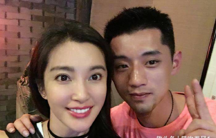 妻子长相漂亮身材好,儿子怀里抱超大娃娃-大秦号