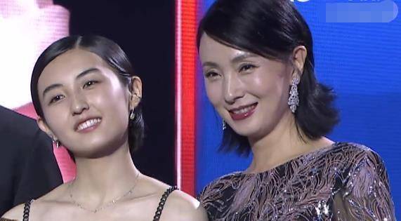 张子枫上台领奖,"贴头皮"妆发暴露脸型,现场未ps镜头真相了_妹妹_陶虹