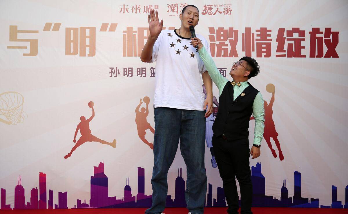 姚明看他都要抬头,站着都能完成扣篮,孙明明为何在cba都混不下_身高