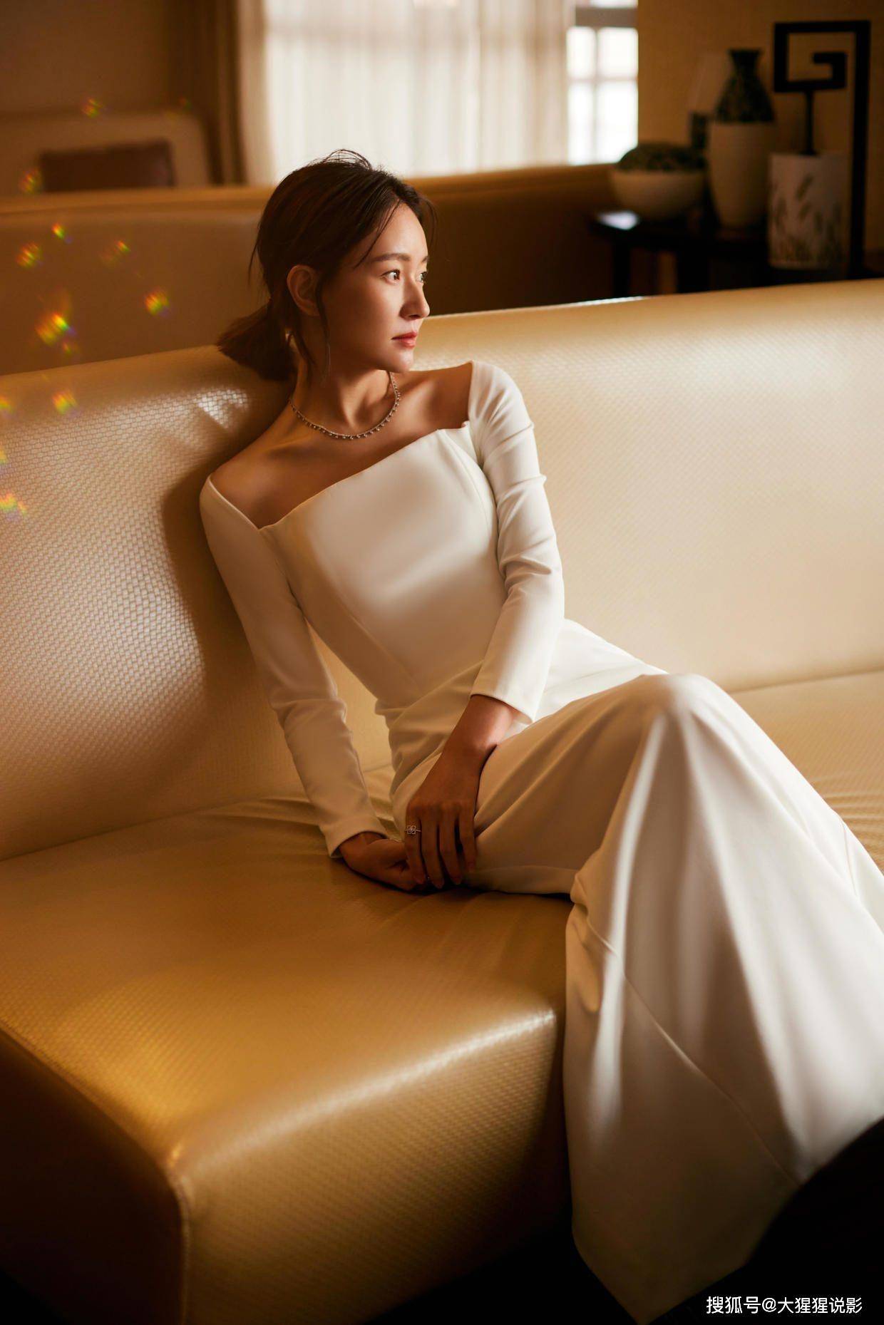 焦俊艳:一条白色长裙将她的魅力发挥到了极致!