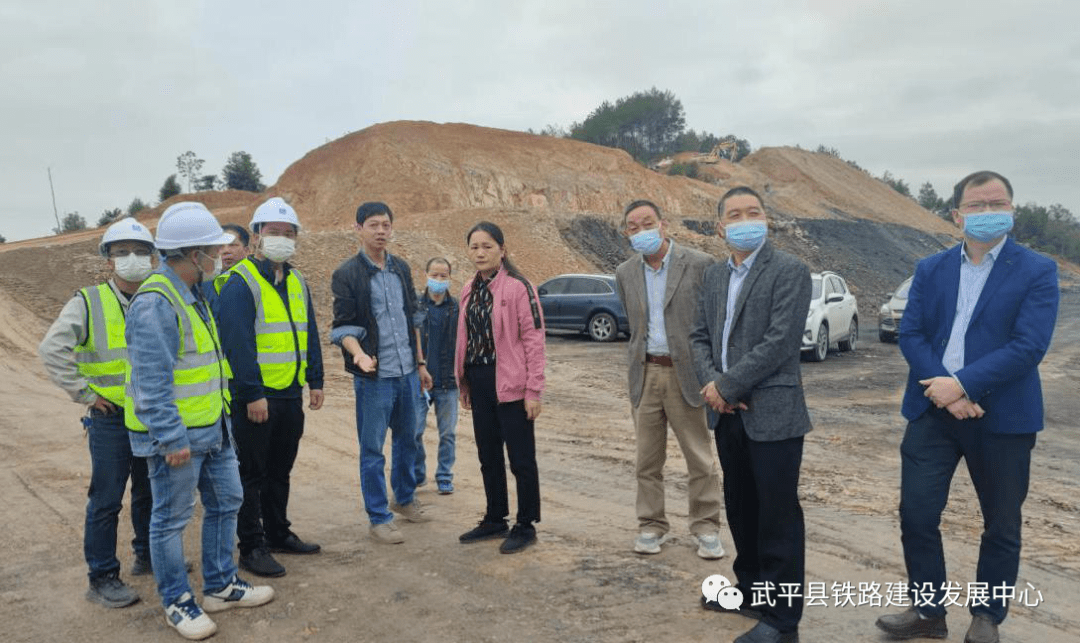 在项目工地,王秀金详细了解工程建设情况和存在的难点