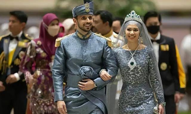 "文莱公主"哈菲查:坐拥700亿资产,隐瞒身份3年下嫁公务员_扎伊尼_东西