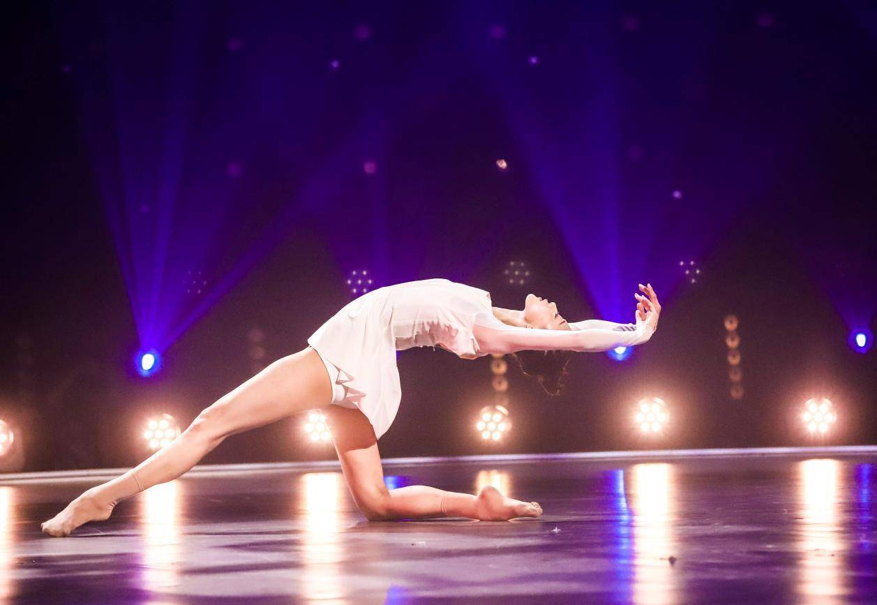 在昨晚播出的节目中,舞者李艳超以一首《艳超》作为送给30岁自己的一