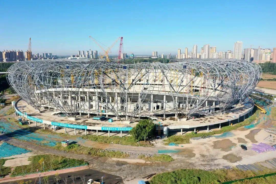 500吨履带吊接力最后"一棒",许昌体育会展中心钢结构顺利合拢_施工