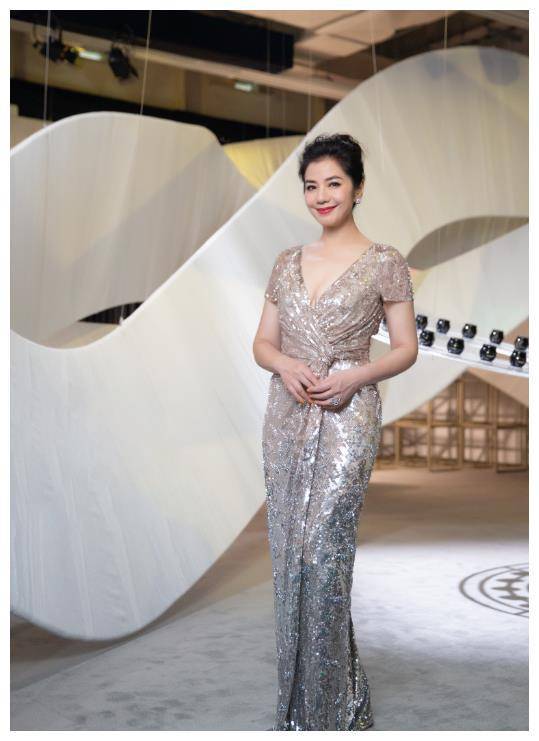 59岁钟楚红穿开叉裙,一抹"银装"美得亮眼_年龄_女神_裙装