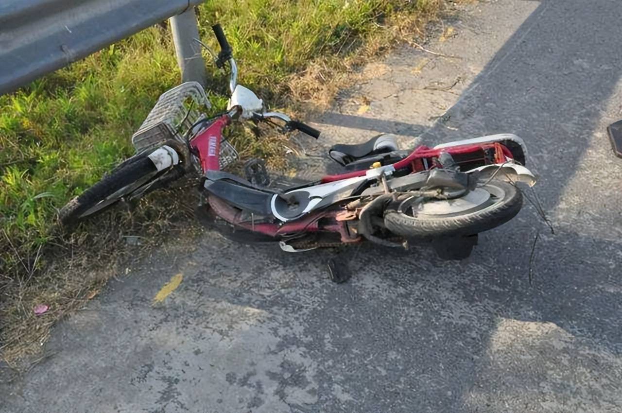 北京昌平,摩托车加速抢绿灯撞飞2辆闯红灯电动车,致3人严重受伤