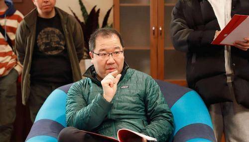 英达带小儿子外出放松,意外曝光豪宅,巴图却从未享受过他的父爱_英如
