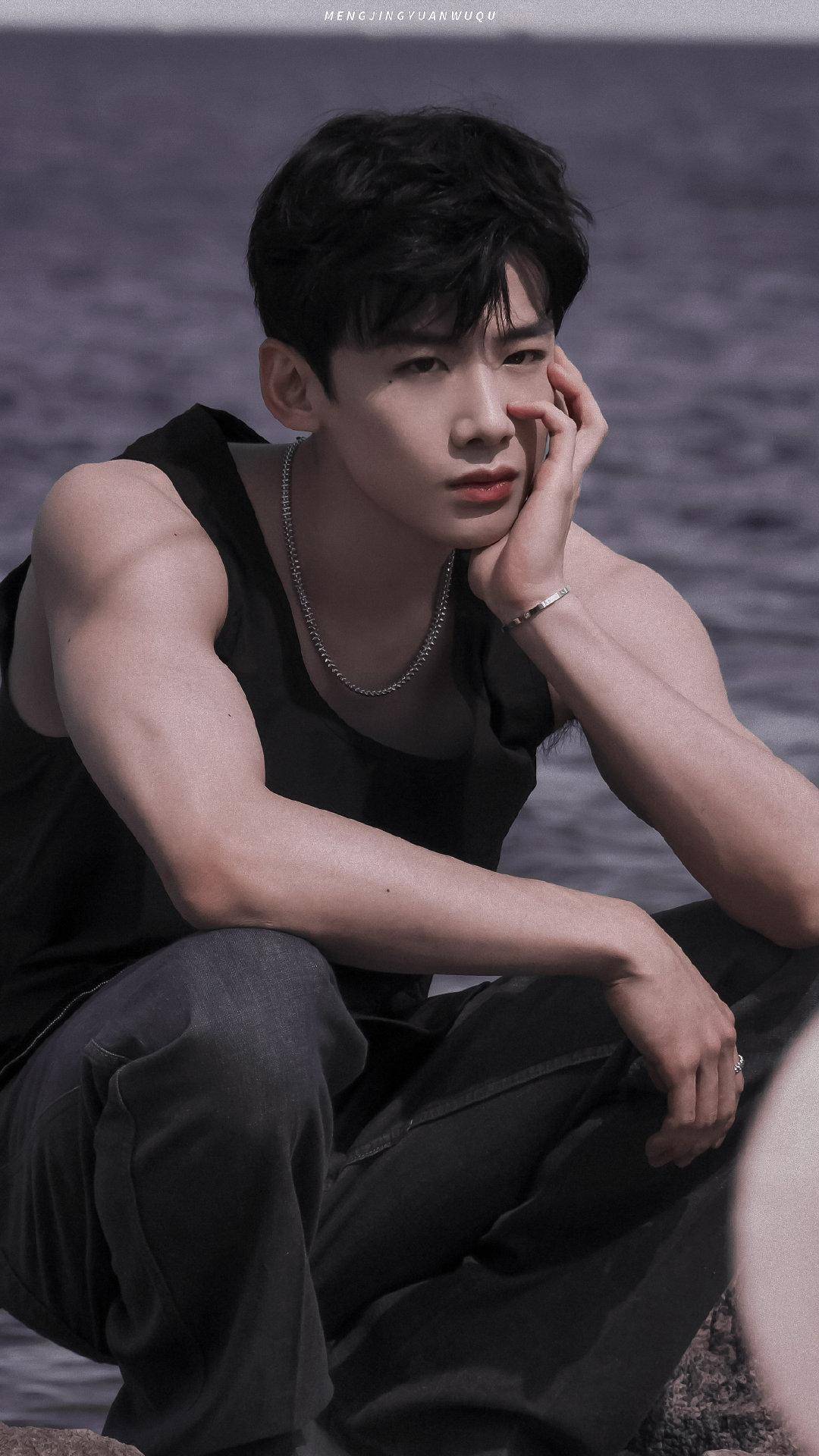 《开端》肖鹤云虚弱无力,而白敬亭是个肌肉男,反差有点大,不知他怎么