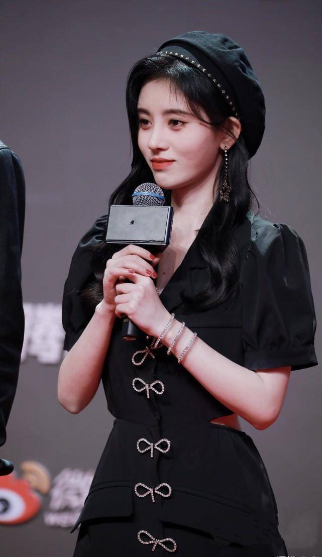 鞠婧祎红毯造型酷飒又时尚,看到后背露出的腰,才知什么叫自我突破