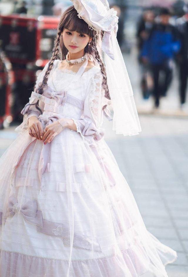 与人保持距离日常喜欢穿带有柄图的lolita的女孩,通常都会选择搭配