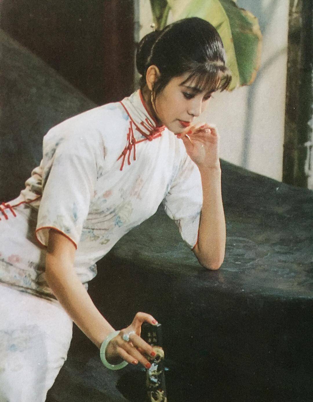 一座老式宅院里,一个瘫痪多年的孤老太太守着一个祖上留下来的大砚台