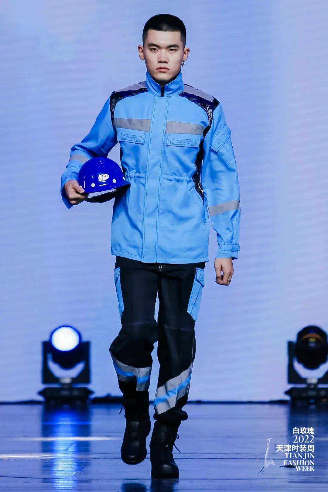 创意类整系列服装选择不同职业和劳动功能的产品运用创新结构设 