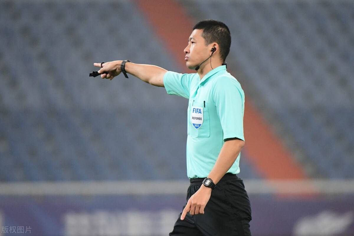 上海媒体曝出争议猛料,张雷遭质疑,郝伟很意外,球迷吐槽声一片_主裁判
