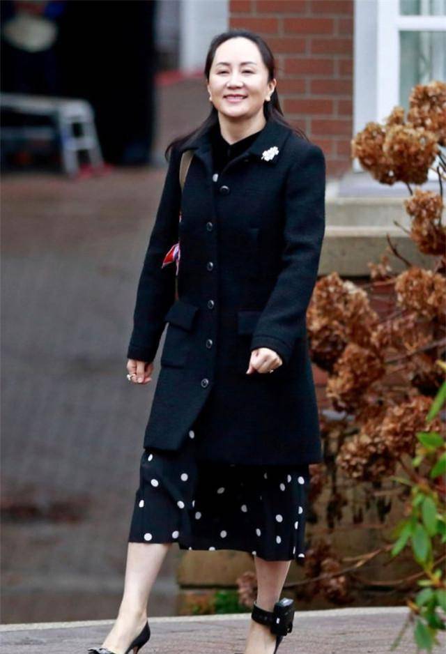 看完孟晚舟的"大衣秀",才明白这是骨子里的优雅,每一套都经典_黑色