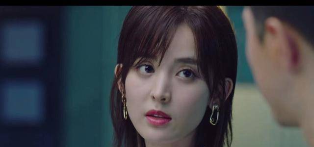 《风暴舞》开播,剧情代入感差,娜扎妆容太艳,和陈伟霆cp感弱_李俊杰