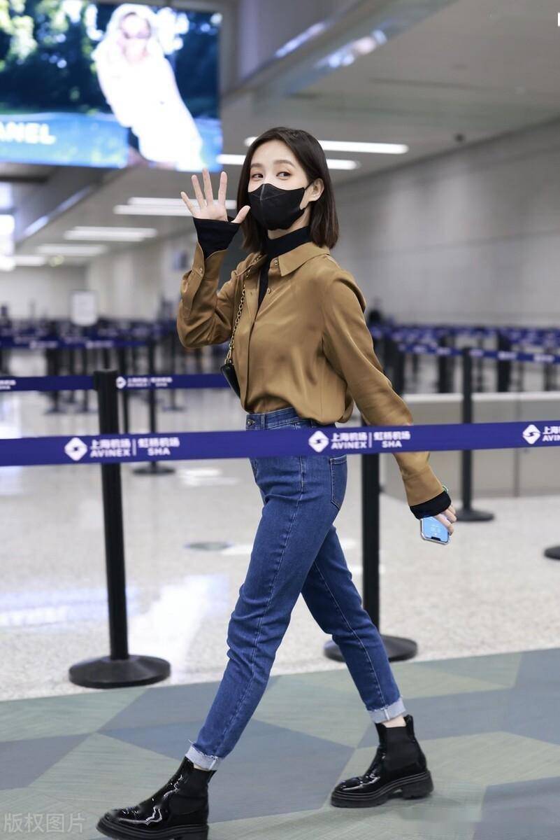 李一桐现身虹桥机场,身穿卡其色衬衫搭配牛仔裤成熟典雅_上海