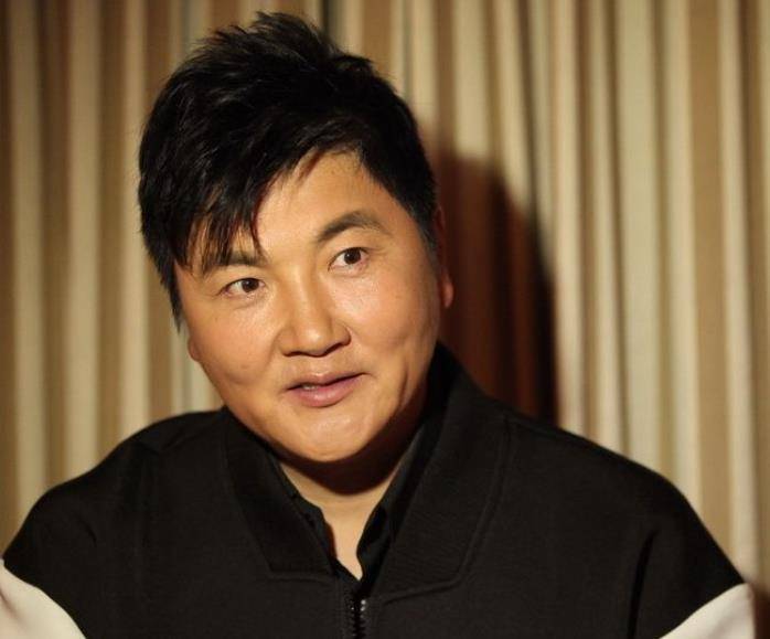 脸上的脂肪消失,他的双下巴也非常明显这一次,52岁的歌手孙楠很少露面