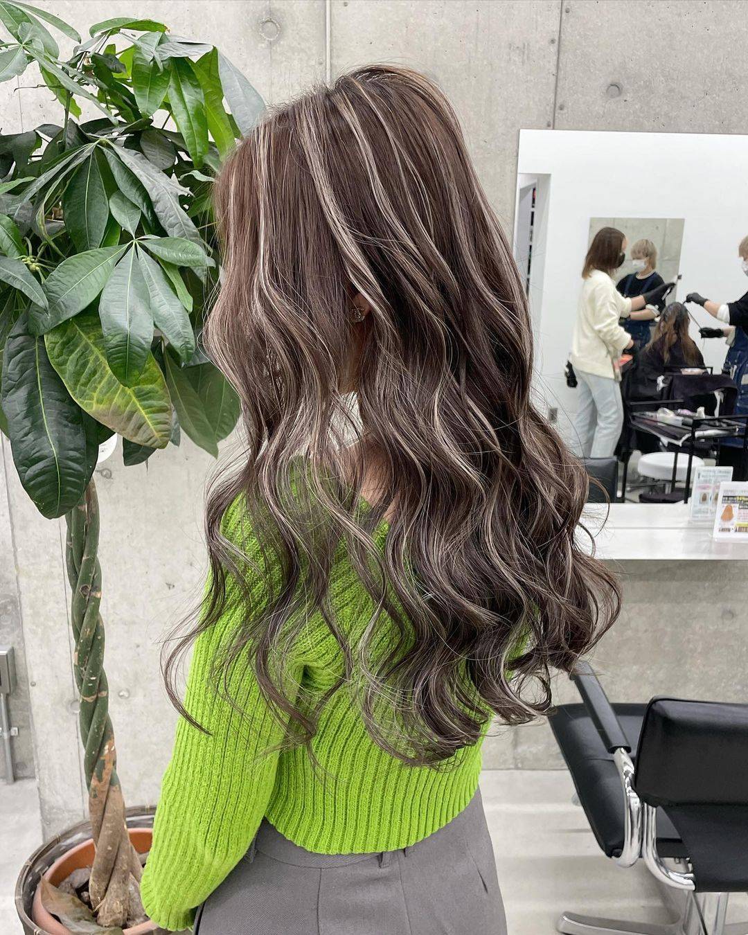 说到时尚的染发,线条感十足的挑染可以说十分的高级,配上大波浪造型