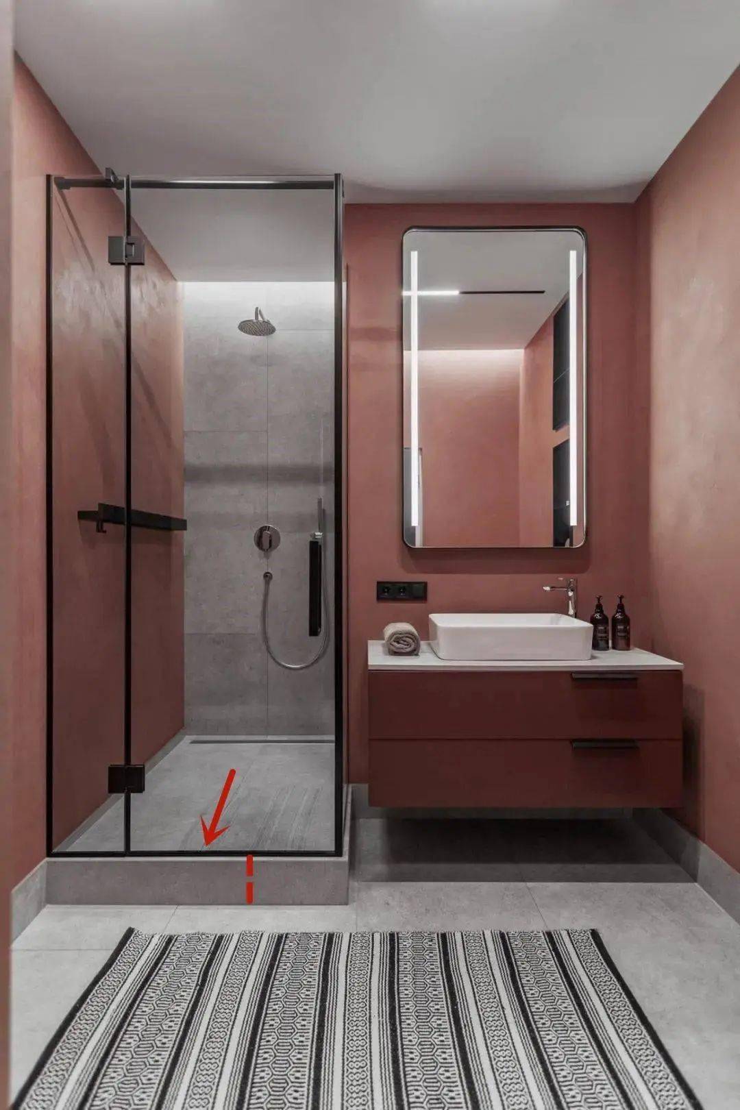 听装修师傅一句劝:淋浴房抬高5厘米做地台,积水问题轻松解决_卫生间