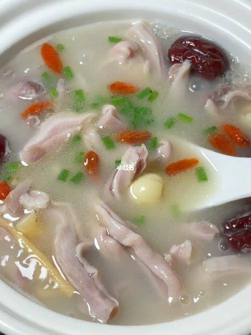 猪肚汤适合春季喝,汤色奶白营养味美,喜欢喝汤的朋友可以试试哦