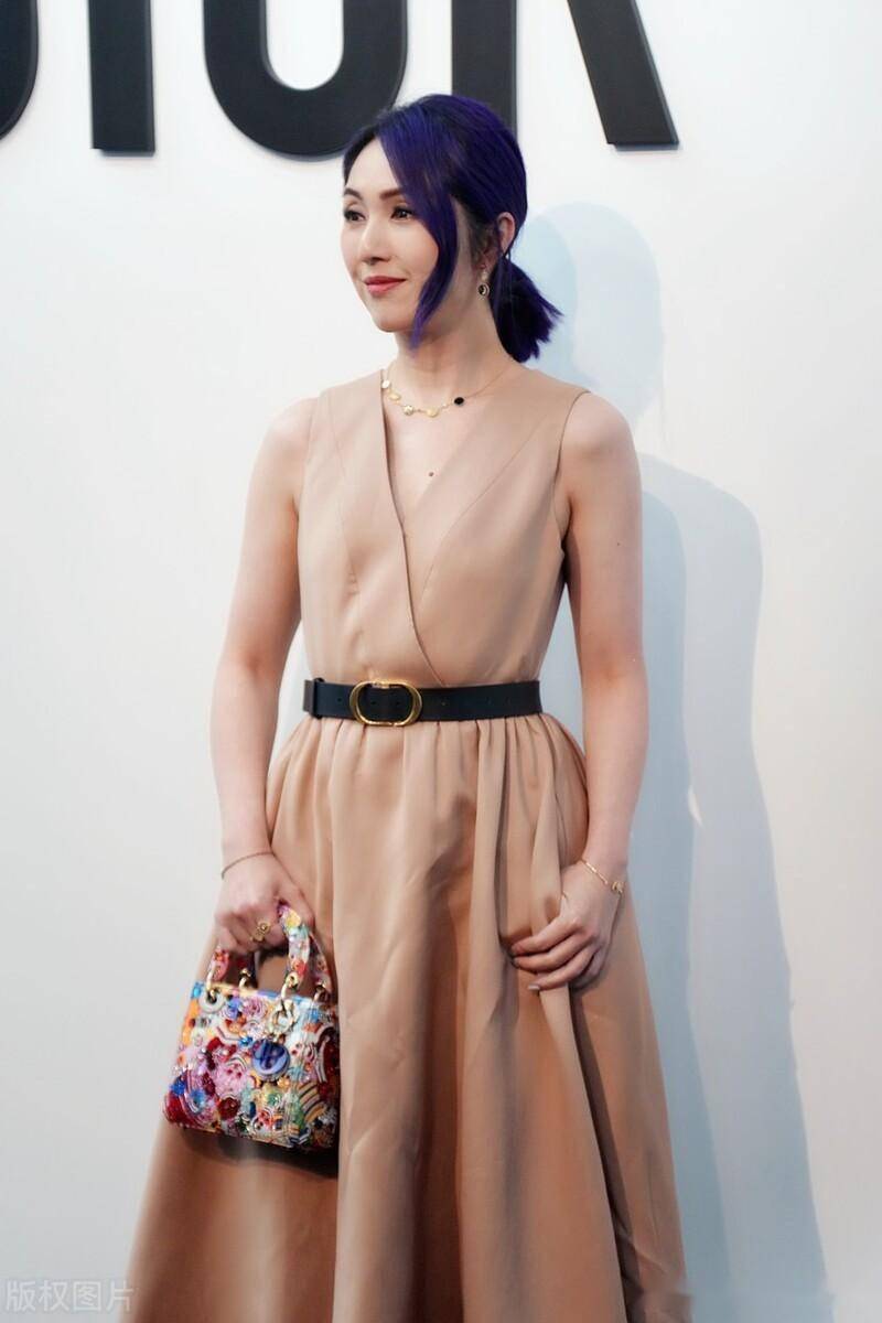 杨千嬅出席dior艺术展开幕红毯,身穿浅咖色连衣裙典雅高级_上海