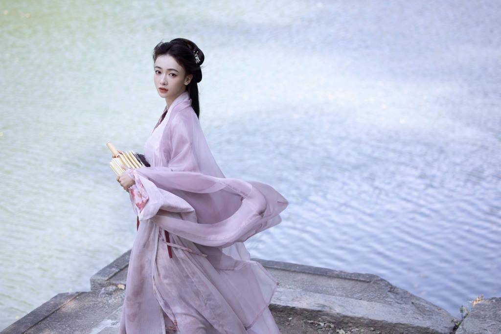 吴谨言紫衫烟雨古风大片 温文尔雅楚楚动人