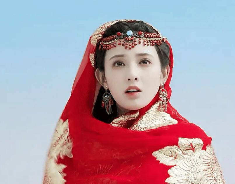 同样是大漠红装造型,演员和爱豆差别很明显_感觉_服装_东宫